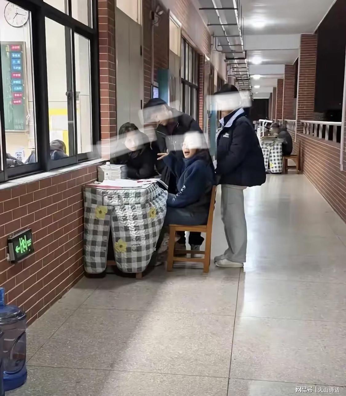 世界杯赛事直播平台入口-震惊！网传有学校老师冬天坐在教学楼走廊，批改作业并为学生解答